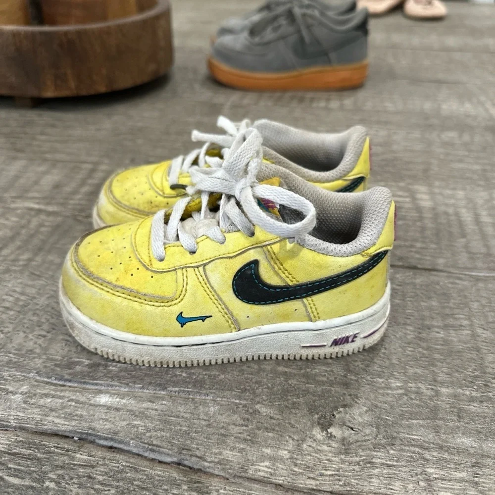 Nike Kids Sneakers Air Force 1 LV8 peace love & basketball toddler shoe yellow